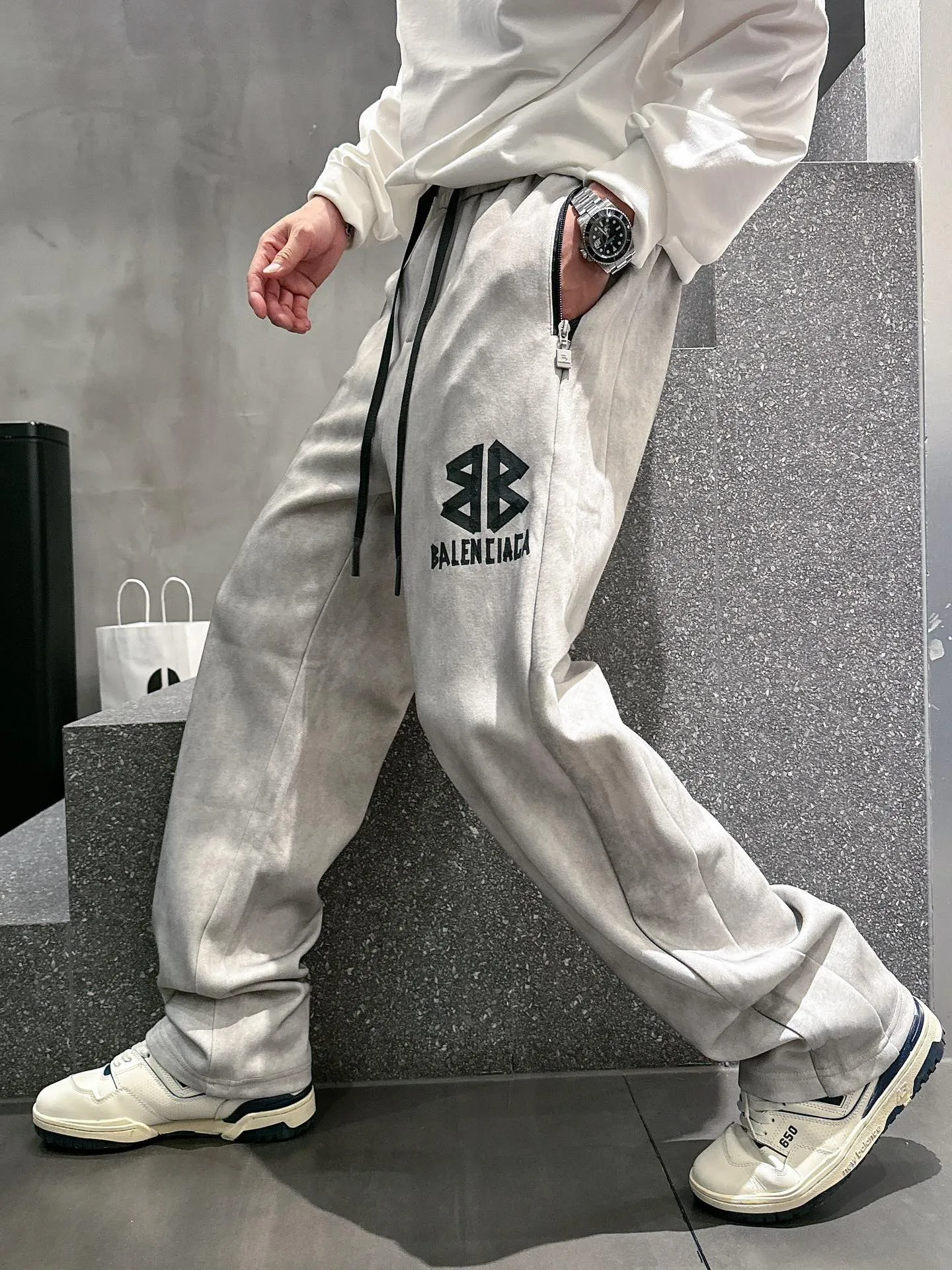 Balenciaga 🆕2026 Autumn and Winter New Arrival Casual Pants! The official website will be released simultaneously. Brand Classic LOGO casual pants, customized fabrics, excellent comfort and strong touch. Highly recognisable, perfect appearance and craftsmanship. Size:M-3XL